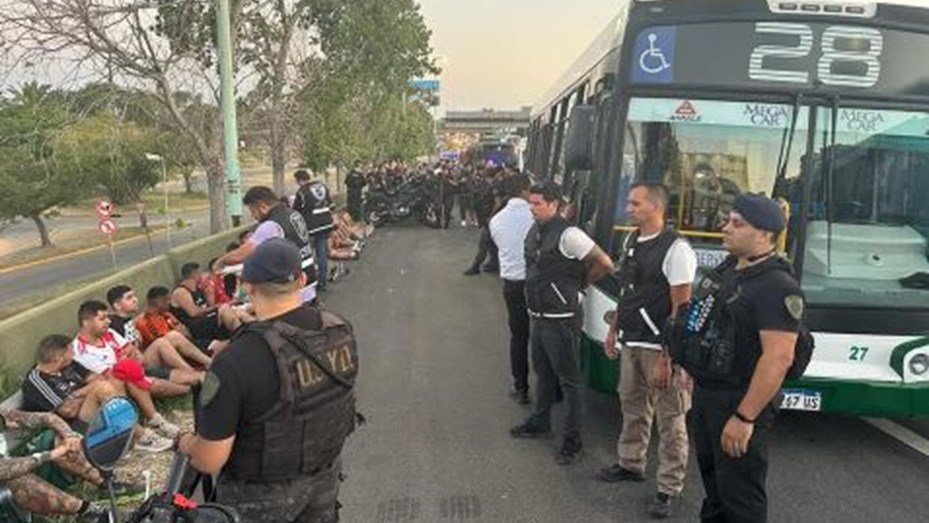 30 barras de River fueron detenidos por incidentes en las inmediaciones del estadio