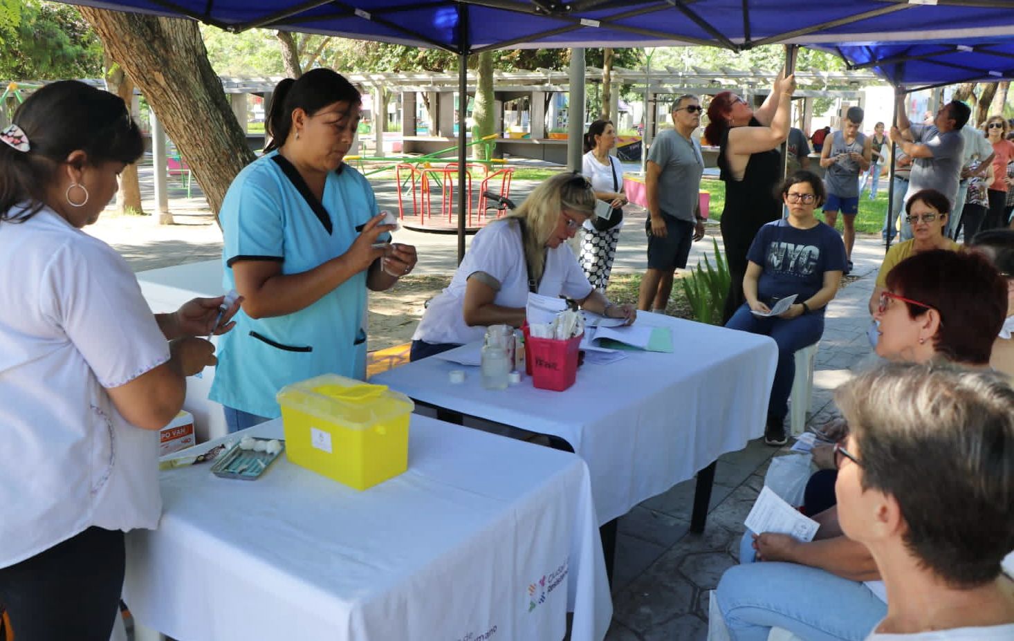 Postas de vacunación en la Plaza 25 de Mayo y en el Parque de la Democracia