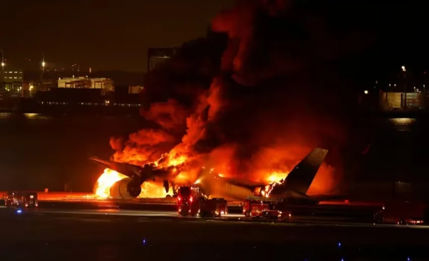 Un avión de Japan Airlines chocó contra una aeronave militar y se incendia en Tokio