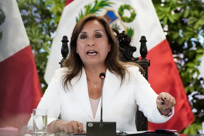La presidente de Perú Dina Boluarte fue insultada y agredida durante un acto oficial
