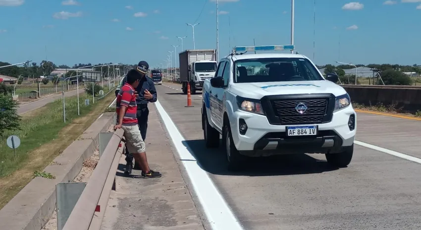 Rescataron a un hombre que pretendía tirarse de un puente alto nivel: no tiene vivienda y le robaron