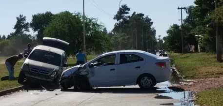 Choque frontal entre dos vehículos deja una persona lesionada en la cabeza