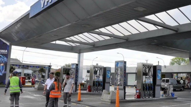 Tras el aumento de nafta, los empleados de las estaciones de servicio cobrarán un bono de $80.000 en enero