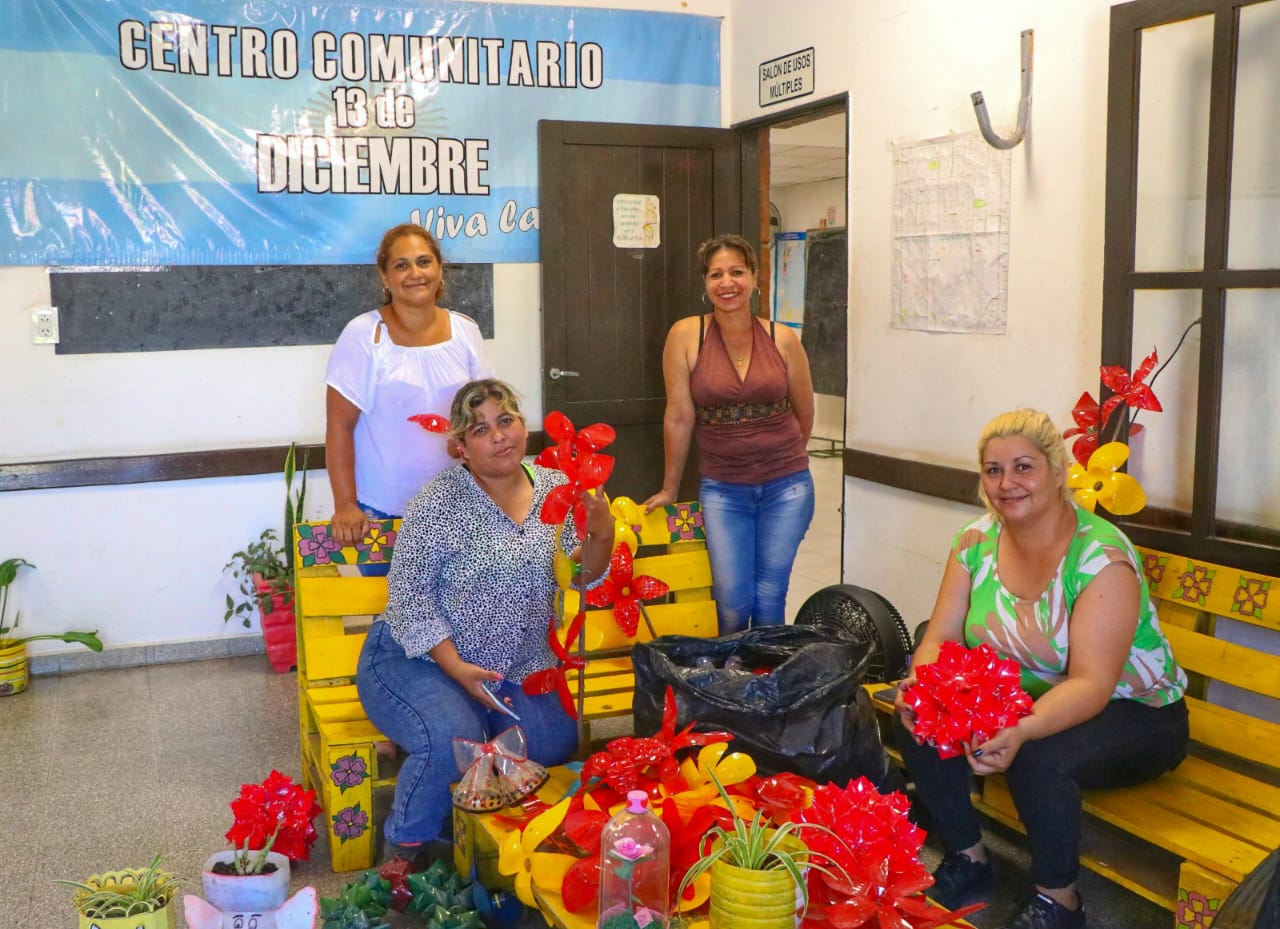 Depositan flores de plástico reciclados en  canteros centrales para desalentar basurales