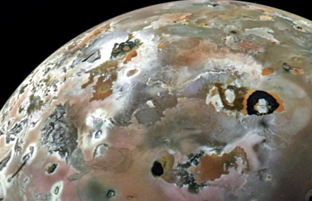 El reciente y alucinante sobrevuelo de Juno de la NASA sobre Io, la luna volcánica de Júpiter