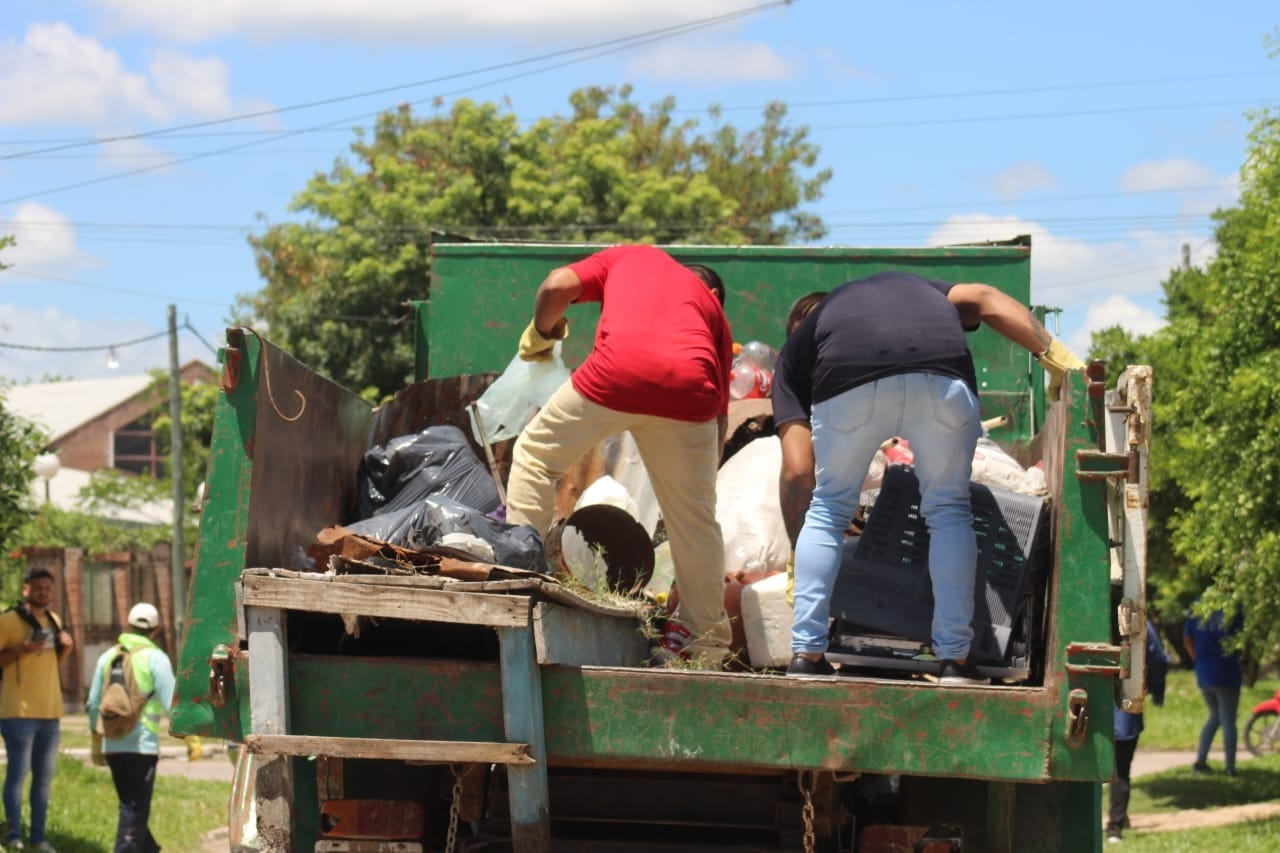 Puerto Vilelas: Con un gran despliegue, el Municipio ejecuta un operativo de descacharrado para evitar la propagación del Dengue