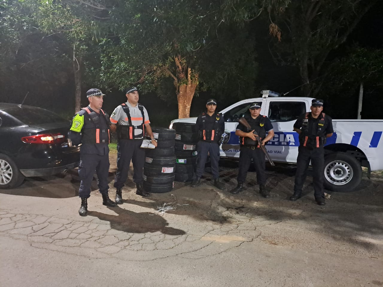 Intenso trabajo de Caminera: recuperan moto robada, adulterada, secuestran cubiertas de contrabando y detienen a un hombre buscado por la Justicia