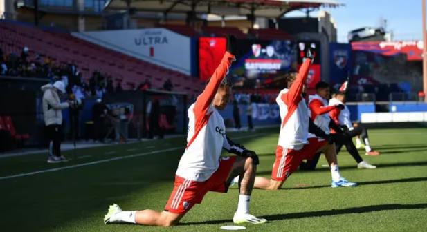 River y Pachuca se enfrentan en una cancha de fútbol americano y un detalle enfureció a los hinchas