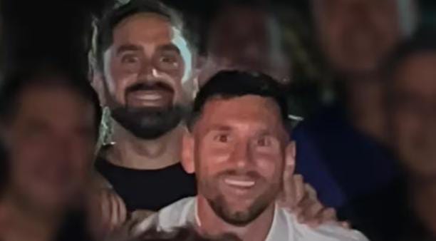 Pasó un mal momento en un aeropuerto y una foto que le había sacado a Messi lo salvó: “Me abrió las puertas”