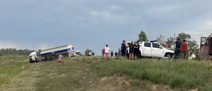 VIDEO Choque de frente entre camión y una camioneta: un hombre murió