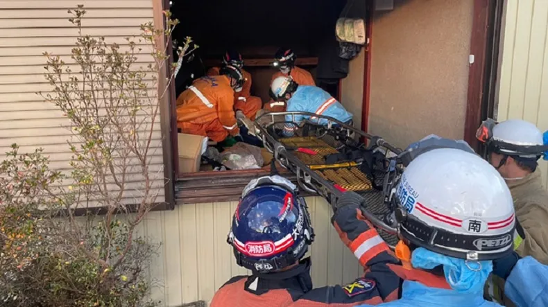 Milagro en Japón: tras el sismo, encuentran viva a una mujer de 90 años bajo los escombros