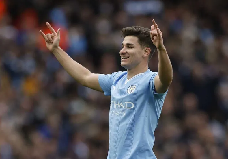 El mejor festejo: Julián Álvarez metió un doblete para Manchester City en el día de su cumpleaños
