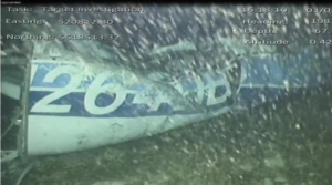 El cuerpo del argentino a 67 metros de profundidad en el fuselaje del avión.