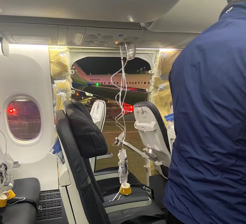 Un Boeing 737-9 de Alaska Airlines perdió una ventana en pleno vuelo