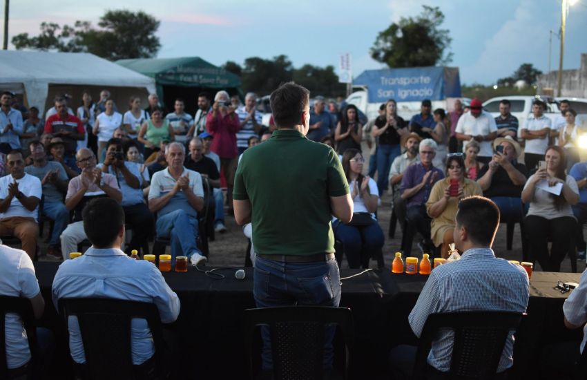 El Gobernador entregó equipamientos para apicultores en Sáenz Peña