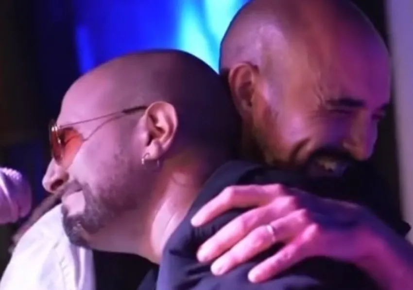 Abel Pintos sorprendió a un joven que cantaba sus canciones en un restaurante y compartieron escenario