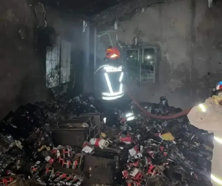 Terrible incendio en una repuestera de autos en el interior de Corrientes