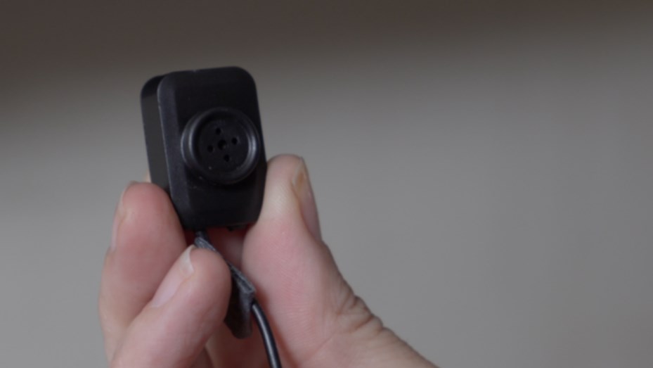 Escondió una cámara en la casa de su ex para espiarla: lo imputaron por causarle daños psicológicos