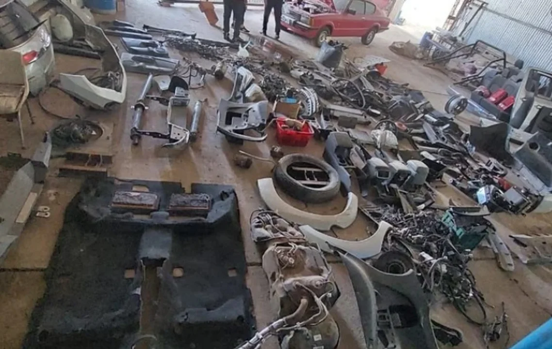 Investigan a policías por vender partes de vehículos secuestrados