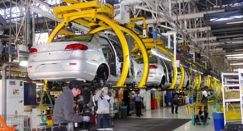 Caída en el sector automotriz: en enero la producción de vehículos cayó un 38,8% respecto a diciembre