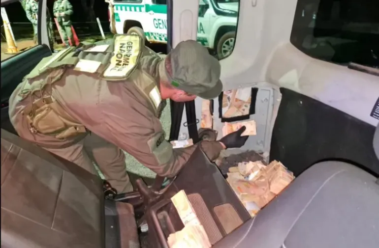 Circulaba por ruta de Corrientes con más de 31 millones de pesos ilegales escondidos en el chasis de un auto