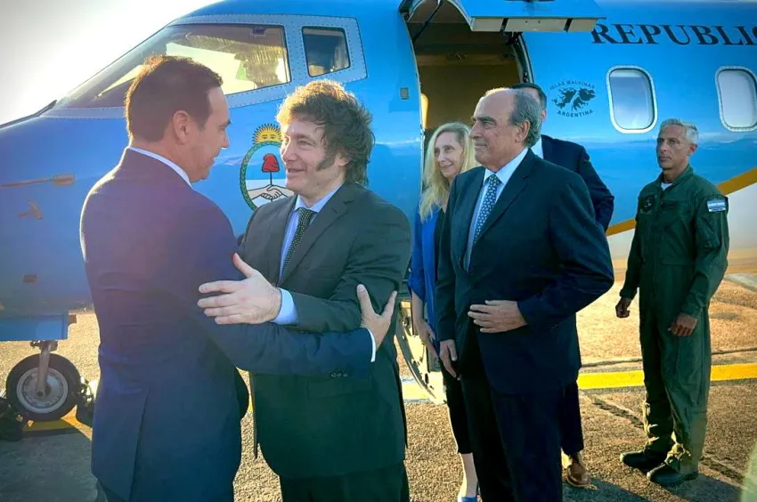 Javier Milei llegó a Corrientes para su primera visita a una provincia del interior