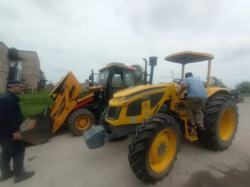 Secuestraron vehículos y maquinarias oficiales en el barrio Emerenciano en poder del grupo piquetero