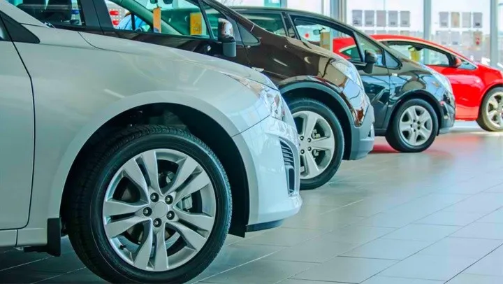 El Gobierno podría suprimir los subsidios a quienes tengan un auto o moto con menos de 5 años de antigüedad