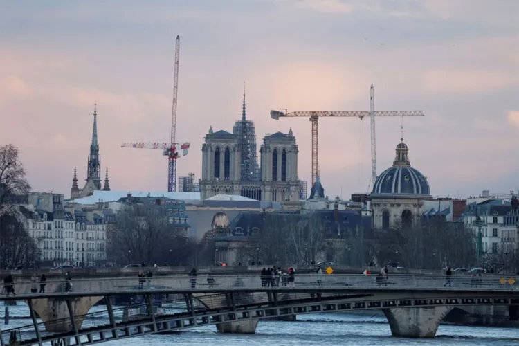 La aguja de la Catedral de Notre Dame vuelve a ser visible
