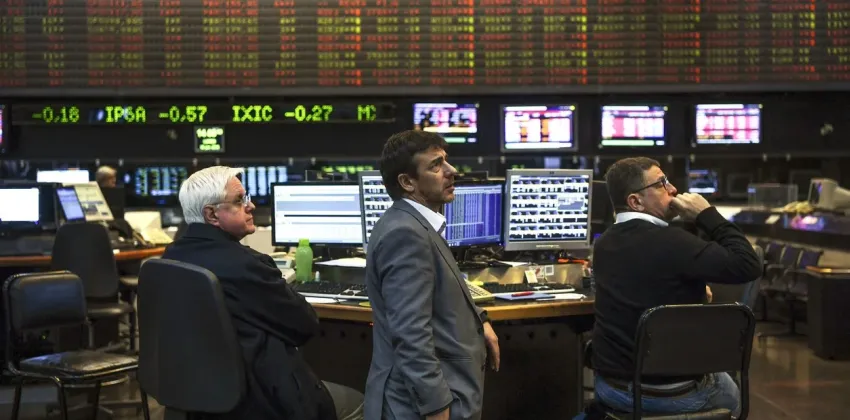 Caen los bonos de la deuda en Wall Street tras el regreso a comisión de la ley Ómnibus