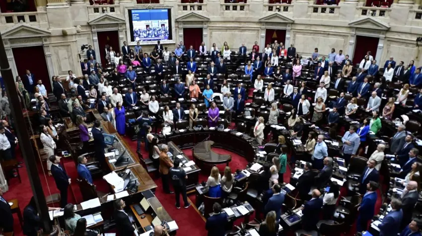 Ley Ómnibus: Diputados se prepara para reanudar la sesión y continúan las negociaciones a contrarreloj