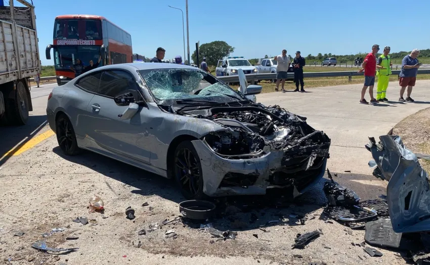 Brutal accidente de tránsito entre dos autos y un camión en la Ruta 16