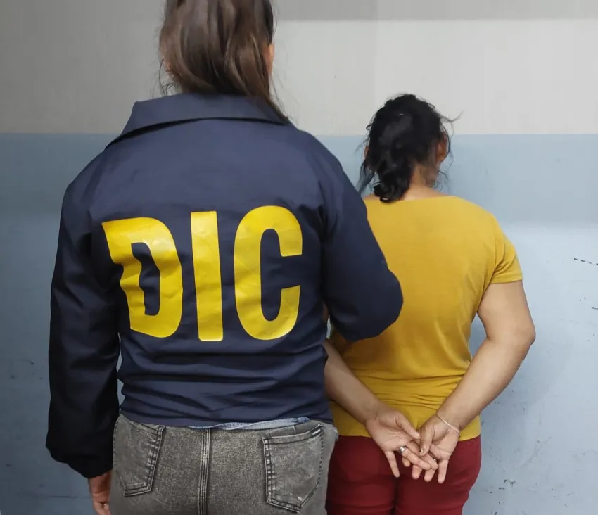 Empleada de limpieza habría robado $ 150.000 de su lugar de trabajo y fue detenida