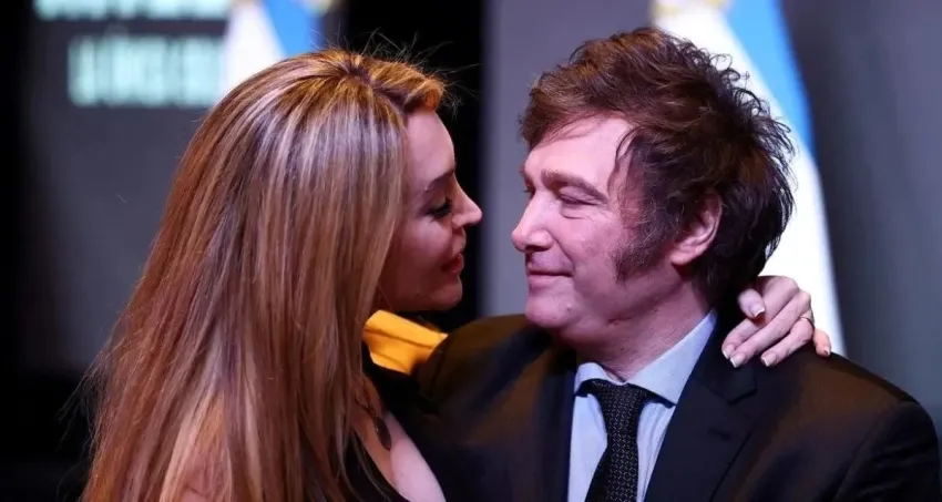 Milei llegó a Mar del Plata por el cumpleaños de Fátima Florez y saludó desde el balcón del Hotel Provincial