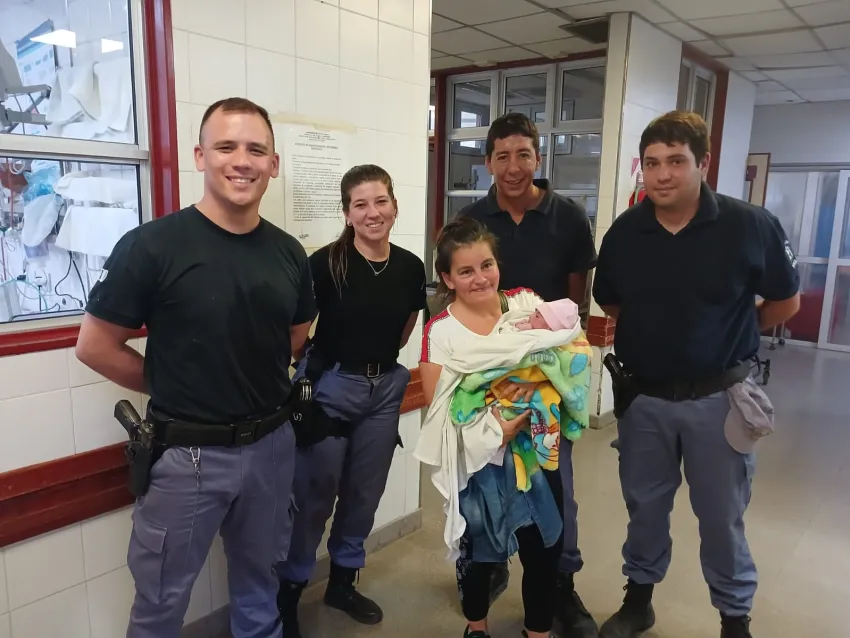 Una joven de 26 años fue asistida por la Policía y dio a luz en su vivienda