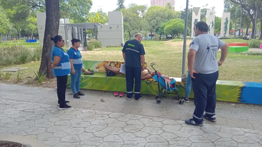 Una joven de 27 años se descompensó en la Plaza 25 de Mayo por el calor: recomendaciones ante el alerta naranja