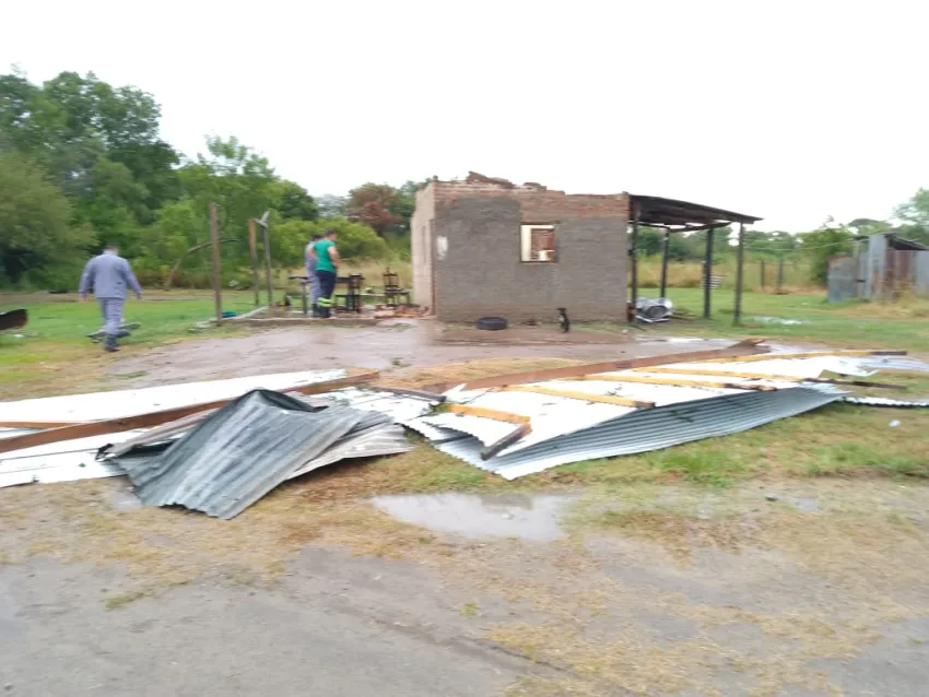 Un fuerte temporal azotó Selvas el Río de Oro: a una familia con un bebé de 4 meses se les voló el techo