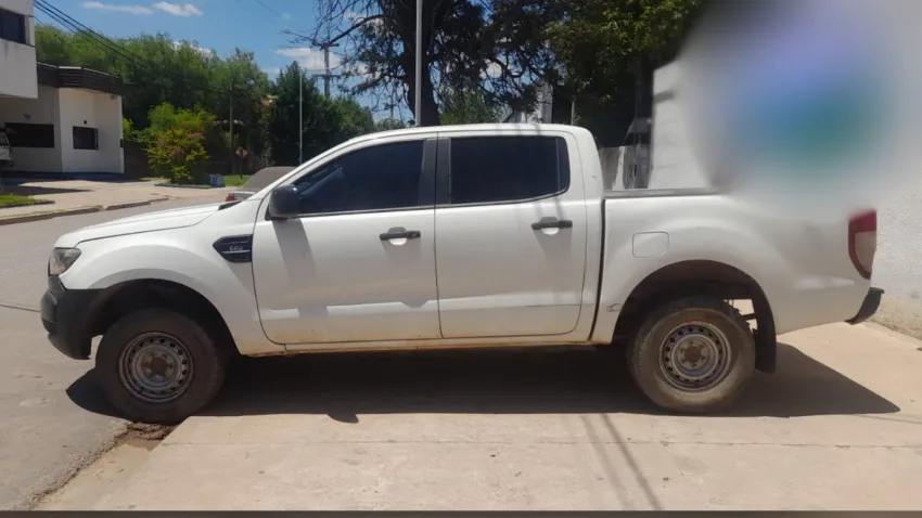 Siguen los secuestros de vehículos del Estado: desinterés y abandono de dos camionetas en el interior