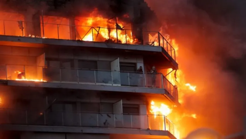 Impresionante incendio en Valencia: las llamas devoraron un edificio de 14 pisos