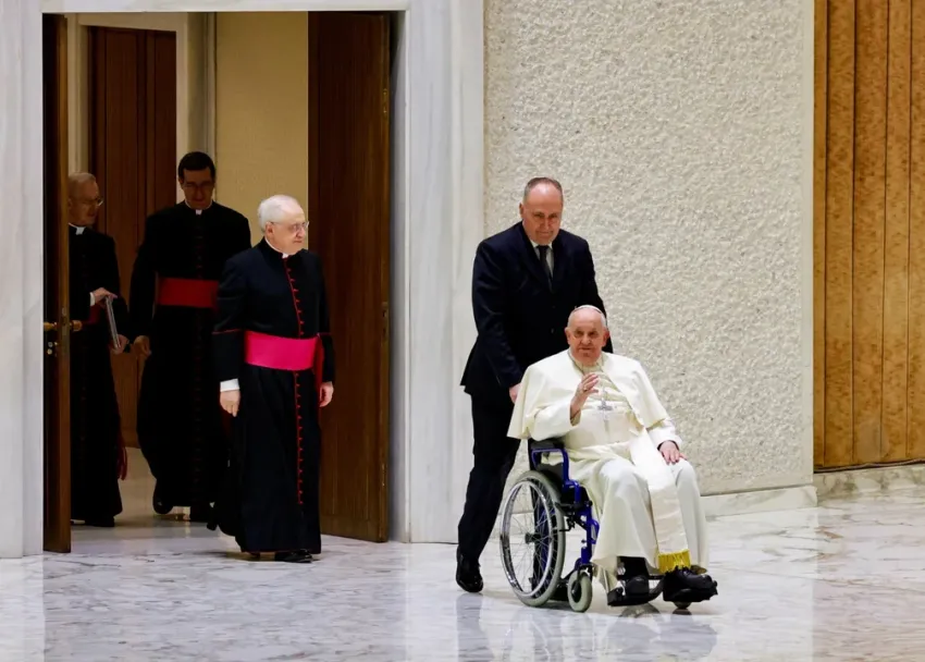 El papa Francisco fue hospitalizado en Roma