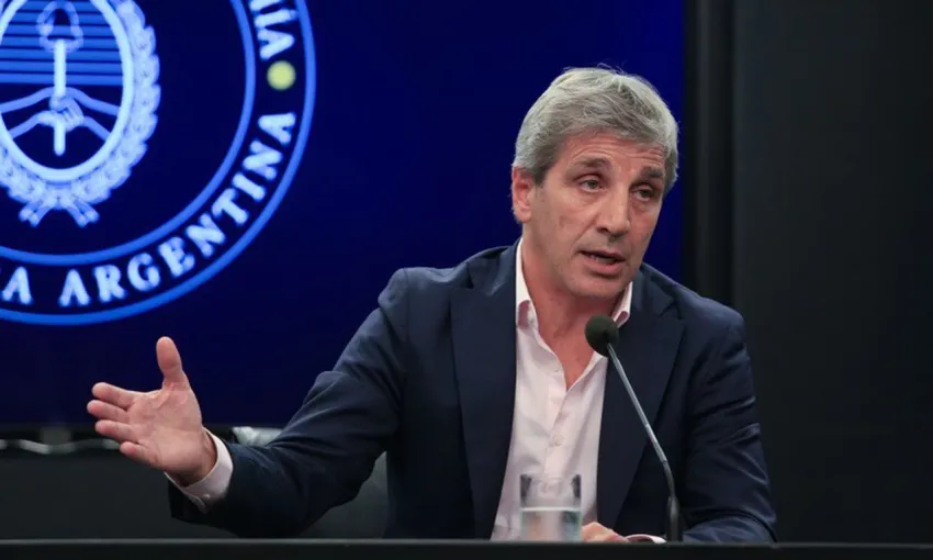 Luis Caputo negó que Argentina esté negociando un nuevo acuerdo con el FMI