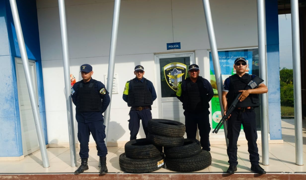 Policía Caminera: secuestran cubiertas de contrabando, un arma de fuego e interviene carga de residuos con irregularidades