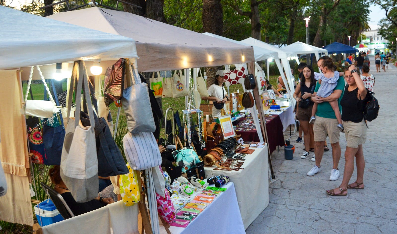 Feria Verano 2024: nueva jornada de emprendedores y vacunación en la Plaza 25 de Mayo