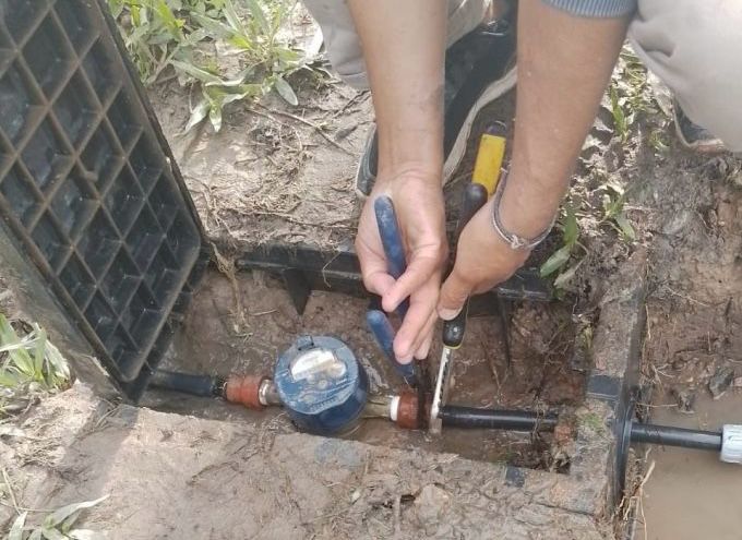 Empleado de Sameep descubierto en pleno robo de medidores y llaves de paso