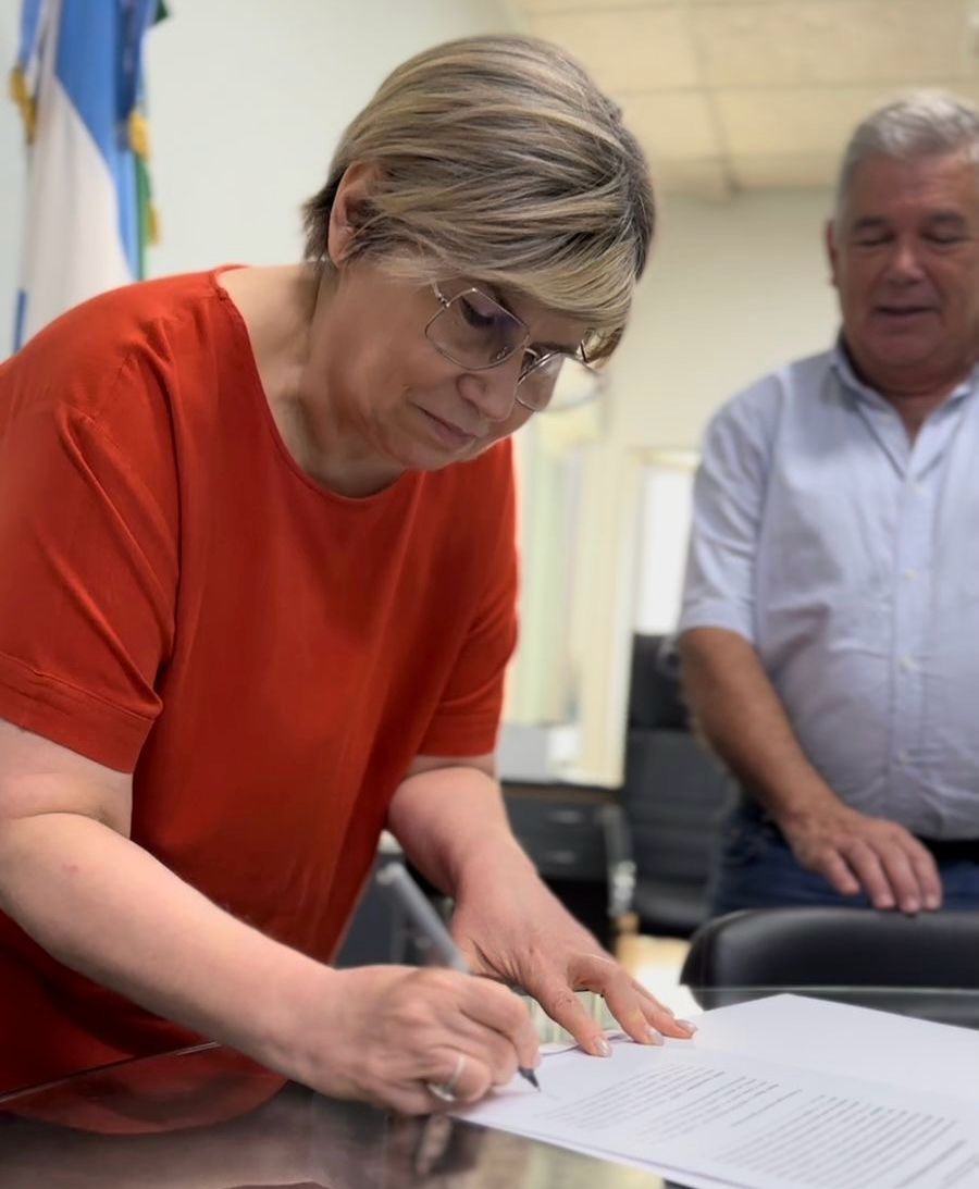 Educación y SAMEEP firman convenio de colaboración para garantizar el servicio de agua y mantenimiento en las escuelas chaqueñas