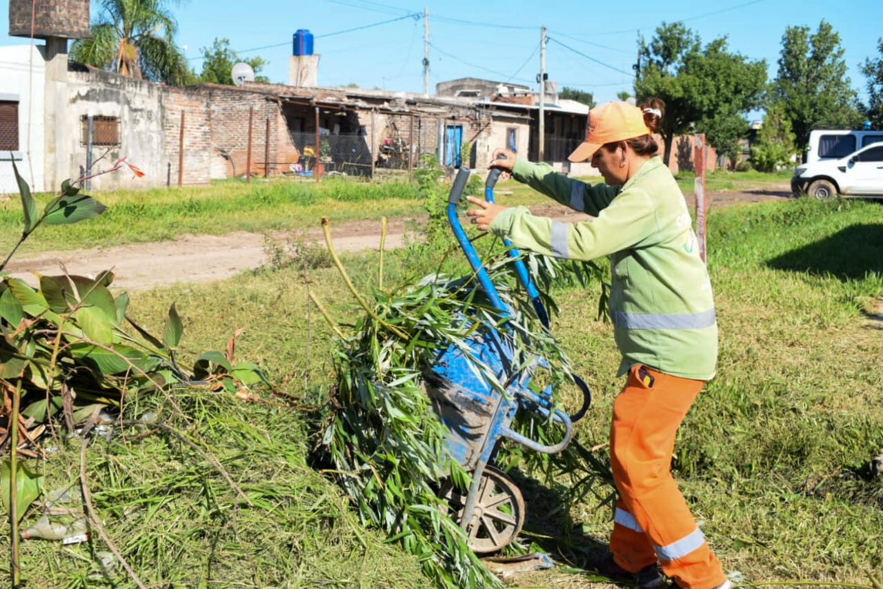 Operativo de limpieza urbana en Villa Don Andres