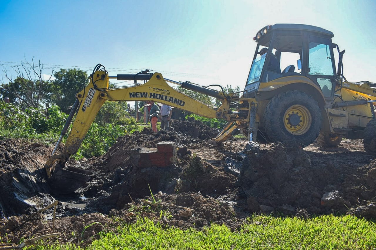 La Municipalidad y APA reconstruyen un canal principal en Villa Don Santiago II