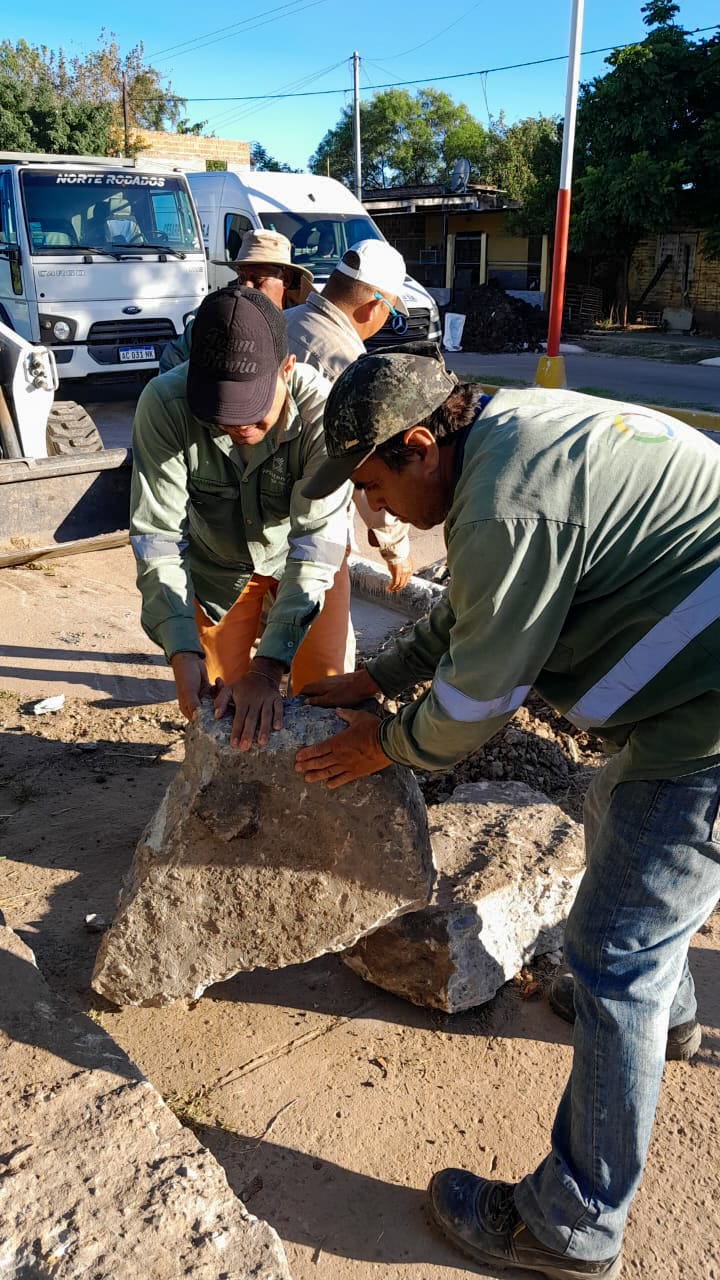 Retiran escombros de avenida Laprida para evitar el relleno de la Laguna Arguello