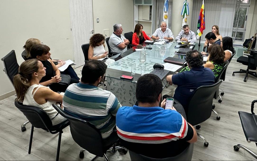 Gobierno y empresarios del transporte acordaron sostener el servicio y trabajar de cara a las audiencias