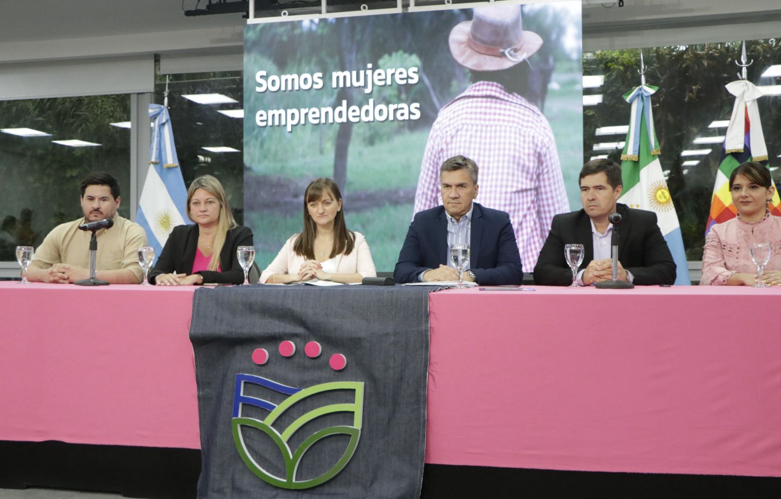 El Gobernador lanzó «Emprende Rosa», una herramienta financiera destinada a emprendedoras